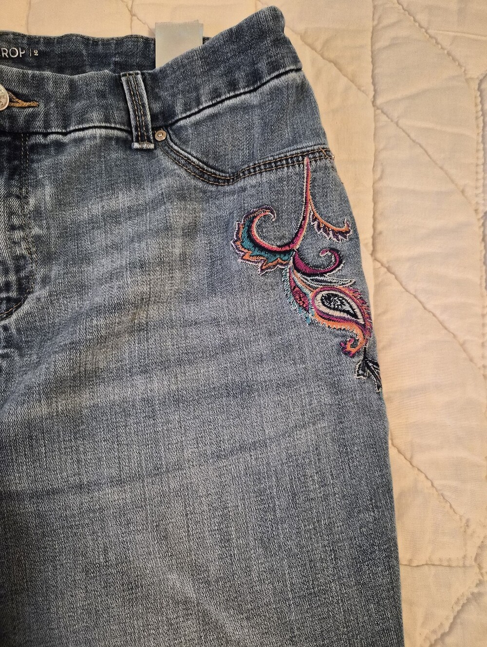 Chico's Flora Embroidered 'The Platinum Crop' Jeans - Size 12 (Chicos Size 2) - Picture 9 of 12